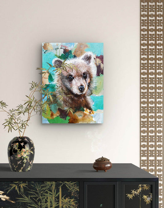 Expressiv-realistisches Gemälde kleiner Bär – handgemaltes Original Acrylbild (30 x 40 cm) auf Leinwand von H1Z ART in lebendiger Atmosphäre