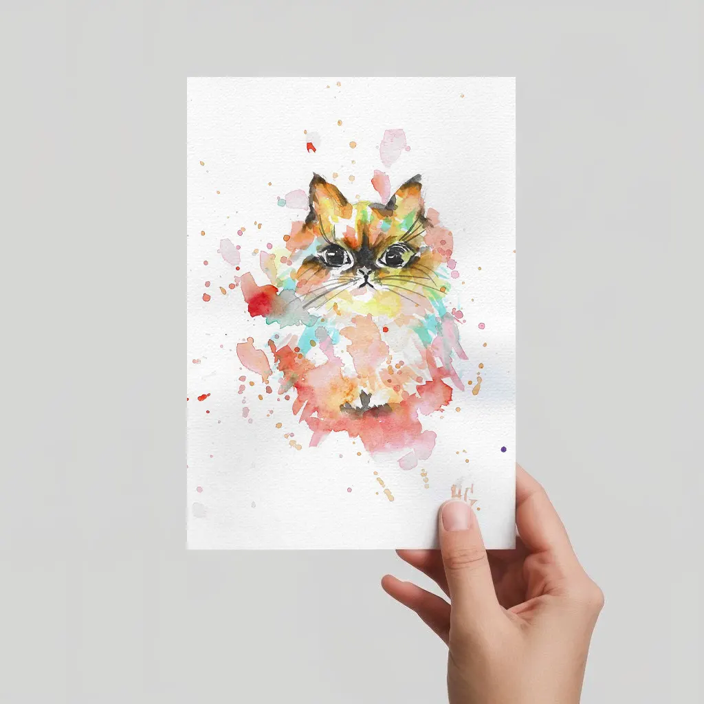 Aquarell Postkarte flauschige Katze mit bunten Farbakzenten, handgemalt, expressive Malweise.