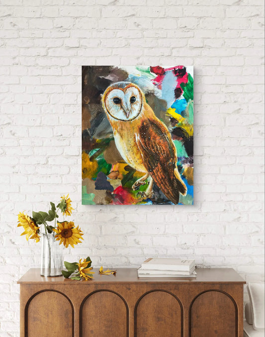 Acrylgemälde Schleiereule hängt an Backsteinwand über Holzkommode mit Sonnenblumen