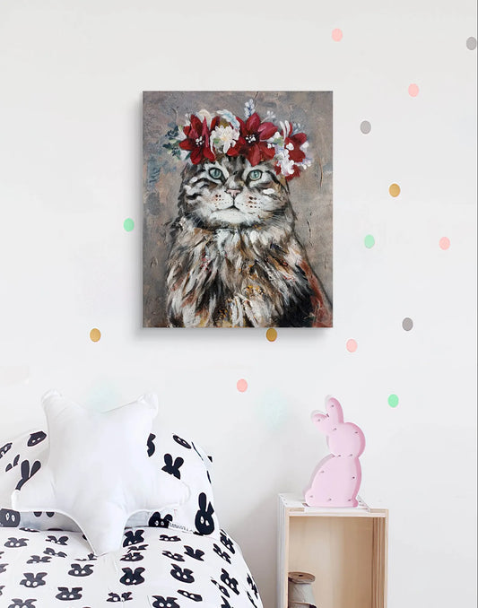 Acrylbild Katze mit Blumenkranz im Kinderzimmer über einem Bett mit schwarz-weiß gemusterter Bettwäsche.