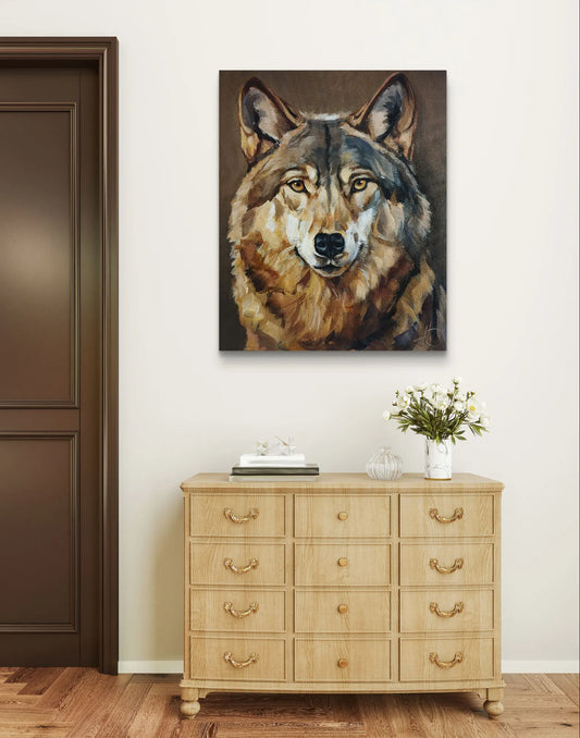 Löwenkopf-Wandbild hängt über einem Sideboard mit Büchern und goldenem Akzent im minimalistischen Raum.