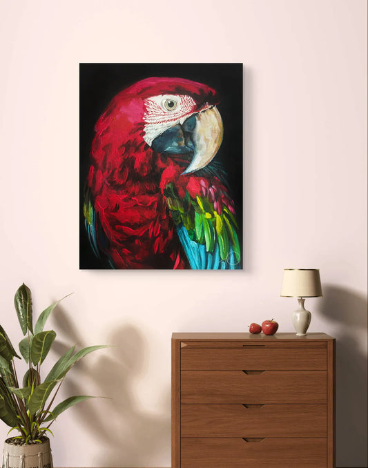 Acrylgemälde Roter Ara hängt über brauner Kommode mit Tischlampe an pastellfarbener Wand