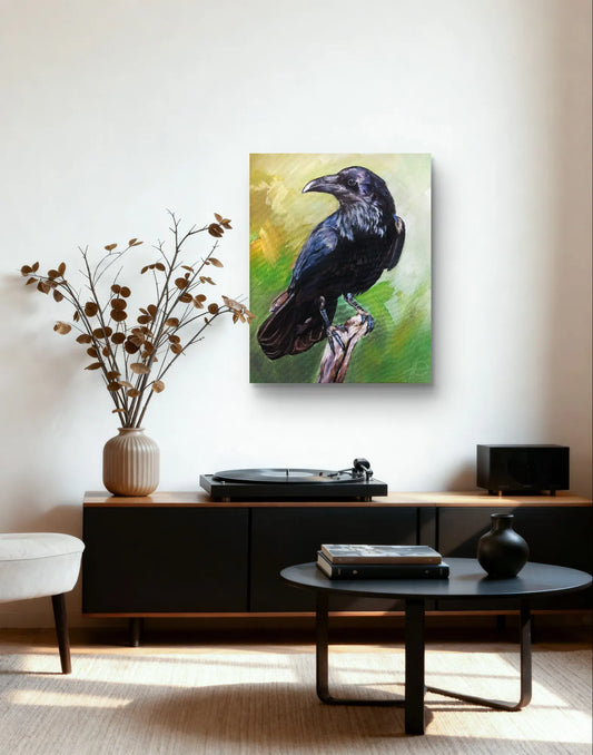 Großes Rabenbild hängt über einem schwarzen Lowboard mit Plattenspieler in einem Wohnzimmer.