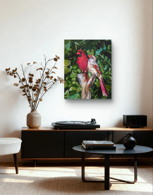 Acrylgemälde Kardinäle hängt über schwarzem Sideboard mit Plattenspieler im minimalistischen Wohnzimmer