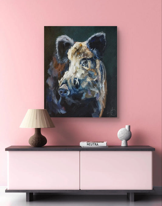 Acrylgemälde Wildschwein hängt über einem pink-schwarzen Lowboard mit Lampe vor einer knallpinken Wand.