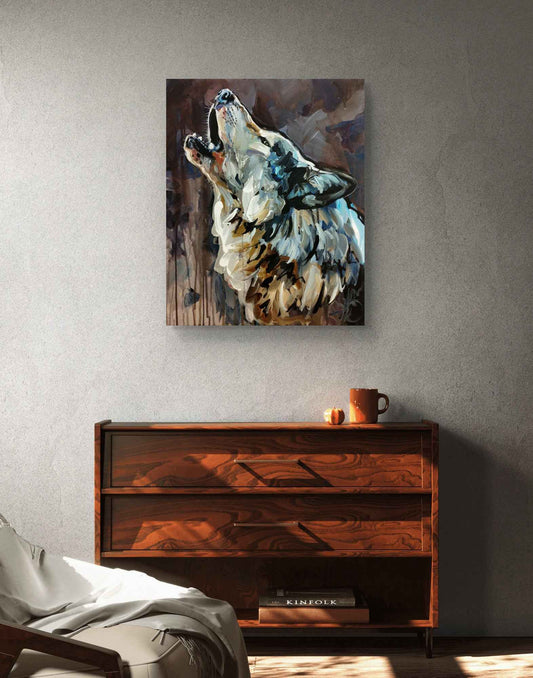 Acrylbild heulender Wolf über Schubladenkommode aus dunklem Kirschholz im gemütlichen Interieur.