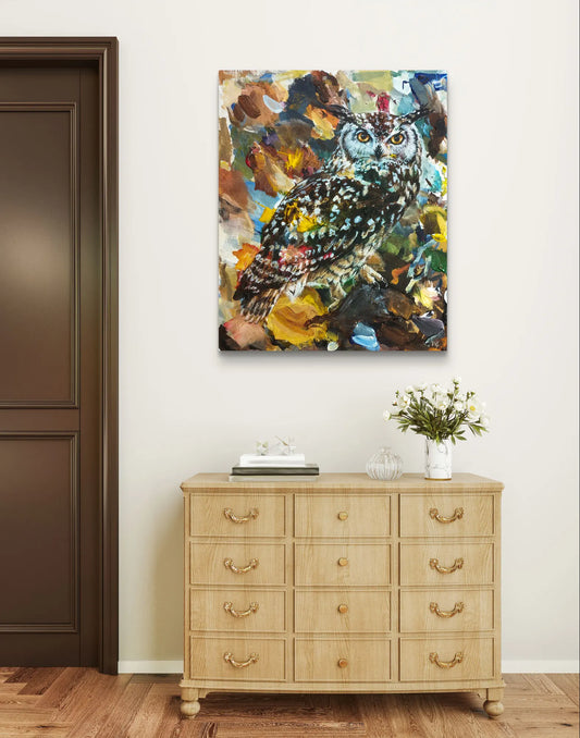 Eulen Gemälde hängt über eine hellbraune Kommode im hellen Raum