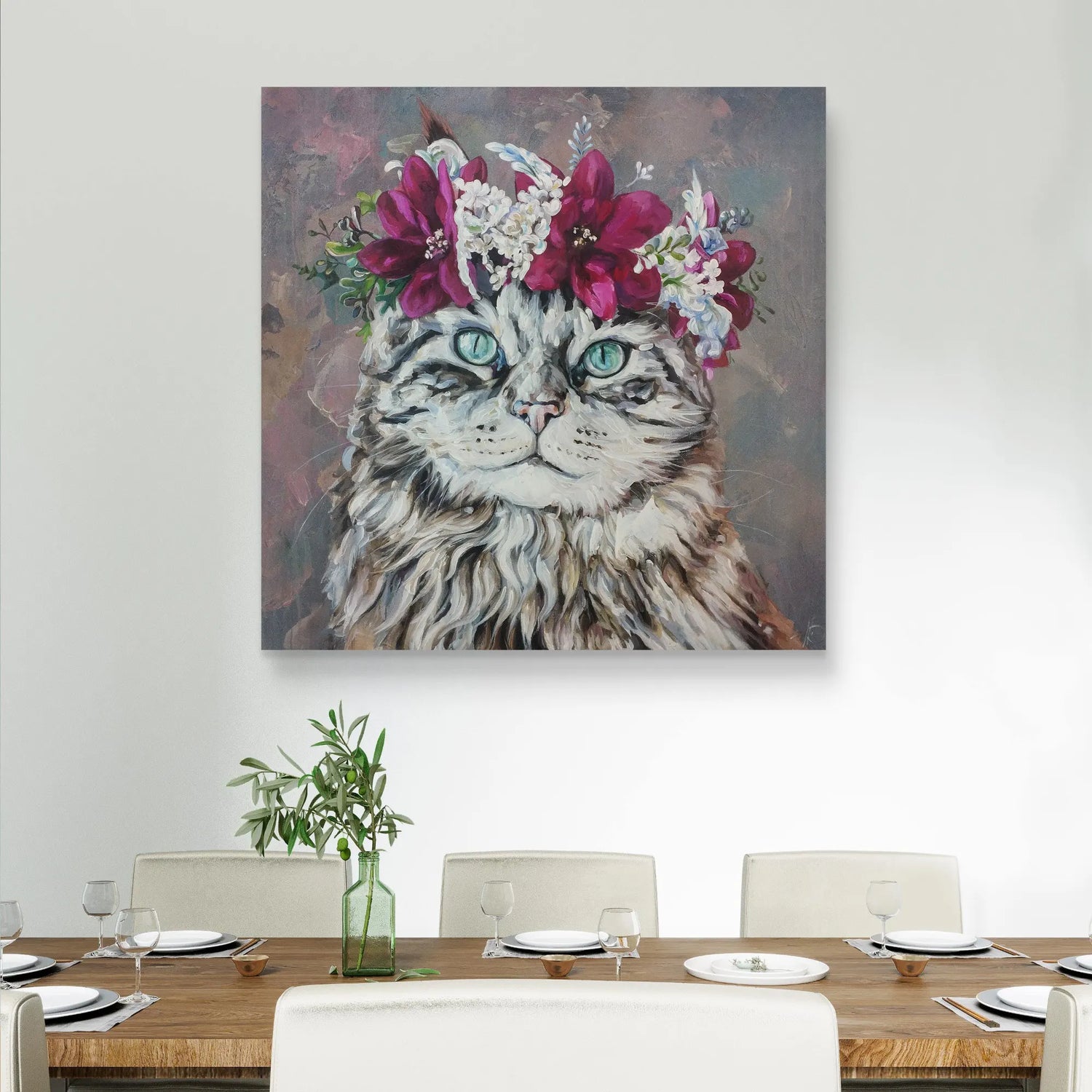 Acrylgemälde Katze mit Blumenkranz und blauen Augen hängt über Holzesstisch im hellen, minimalistischen Esszimmer.