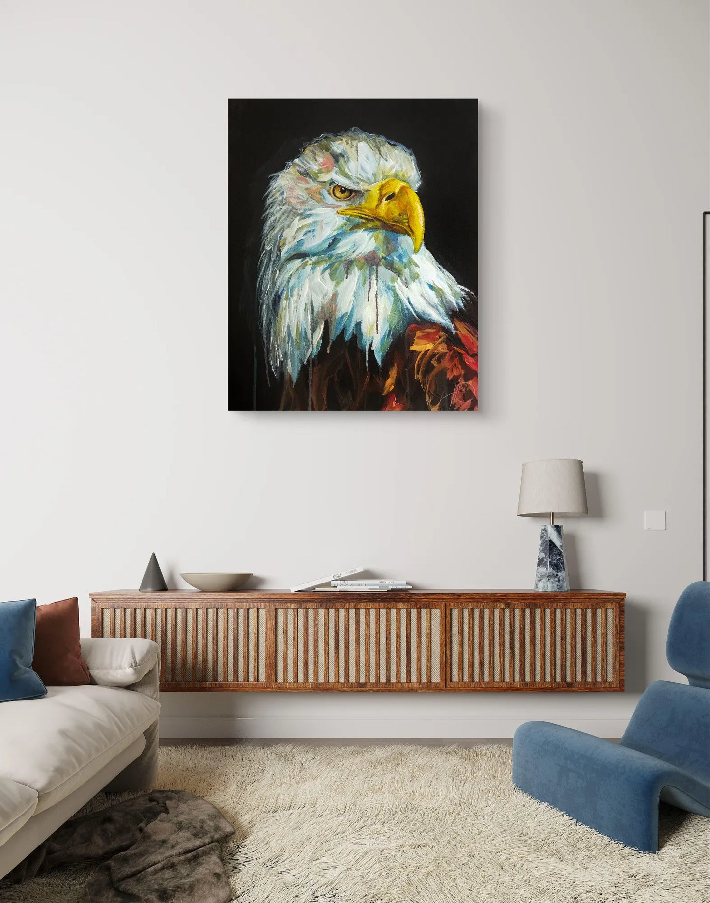 Acrylgemälde Weißkopfseeadler über einem modernen Sideboard aus Holzlamellen im hellen Wohnzimmer.