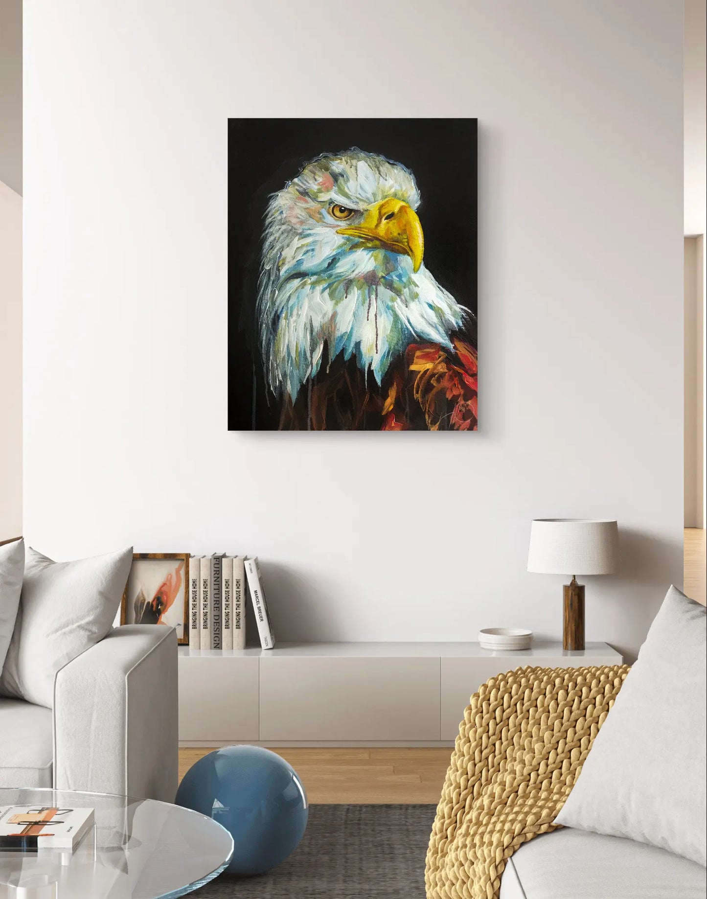 Weißkopfseeadler-Gemälde über niedrigem Sideboard im minimalistischen Wohnzimmer mit weißen Sofas.