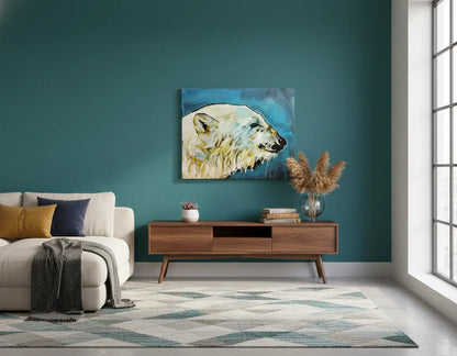 Acrylgemälde Eisbär über einem TV-Möbel in Mid-Century Stil vor einer dunkelgrünen Wand im Wohnzimmer.
