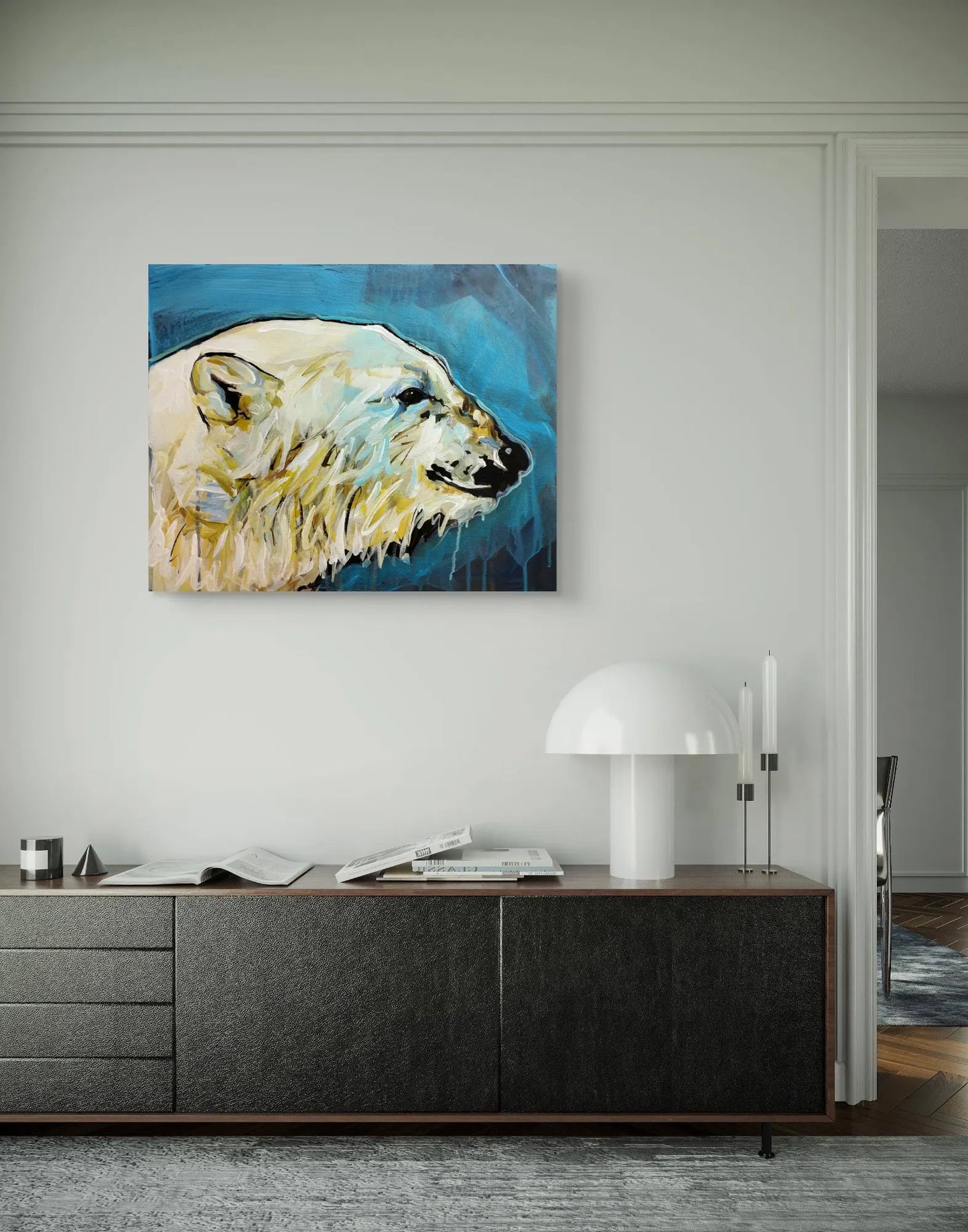 Acrylgemälde Eisbär über einem schwarzen Sideboard mit weißer Pilzlampe im modernen Flur.