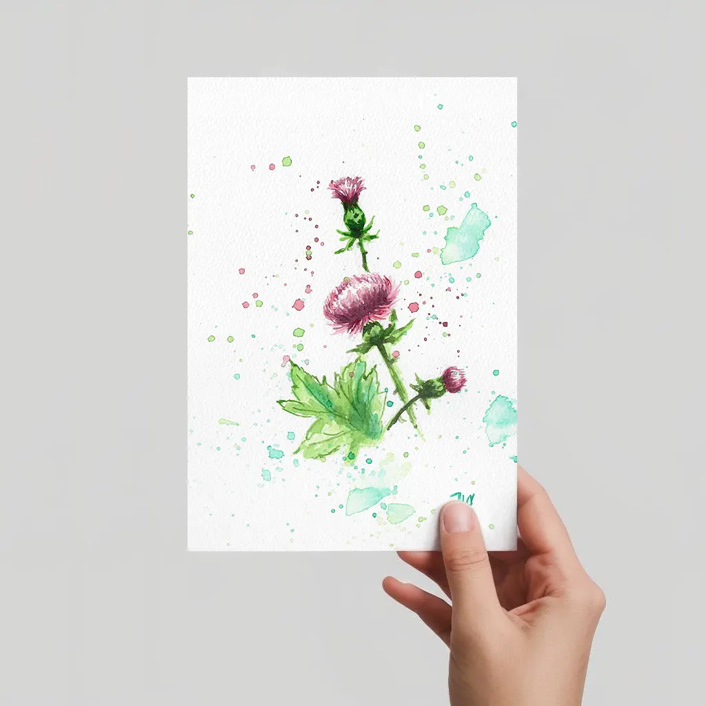 Aquarell Postkarte violette Distelblüte und Blätter, handgemalt, expressive Malweise mit grünen Farbspritzern.