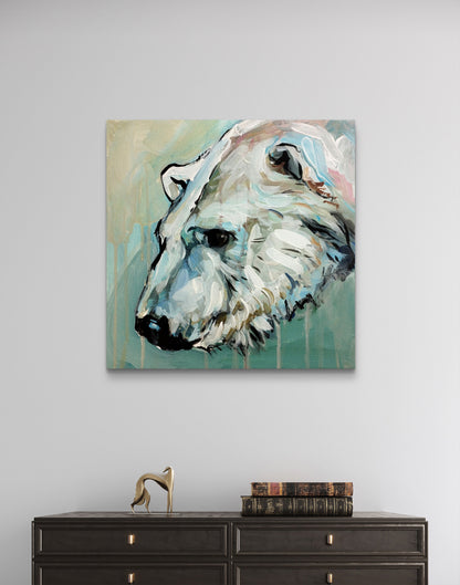 Acrylgemälde Eisbär hängt über einer dunklen Kommode im Wohnzimmer, ergänzt durch eine goldene Dekofigur.