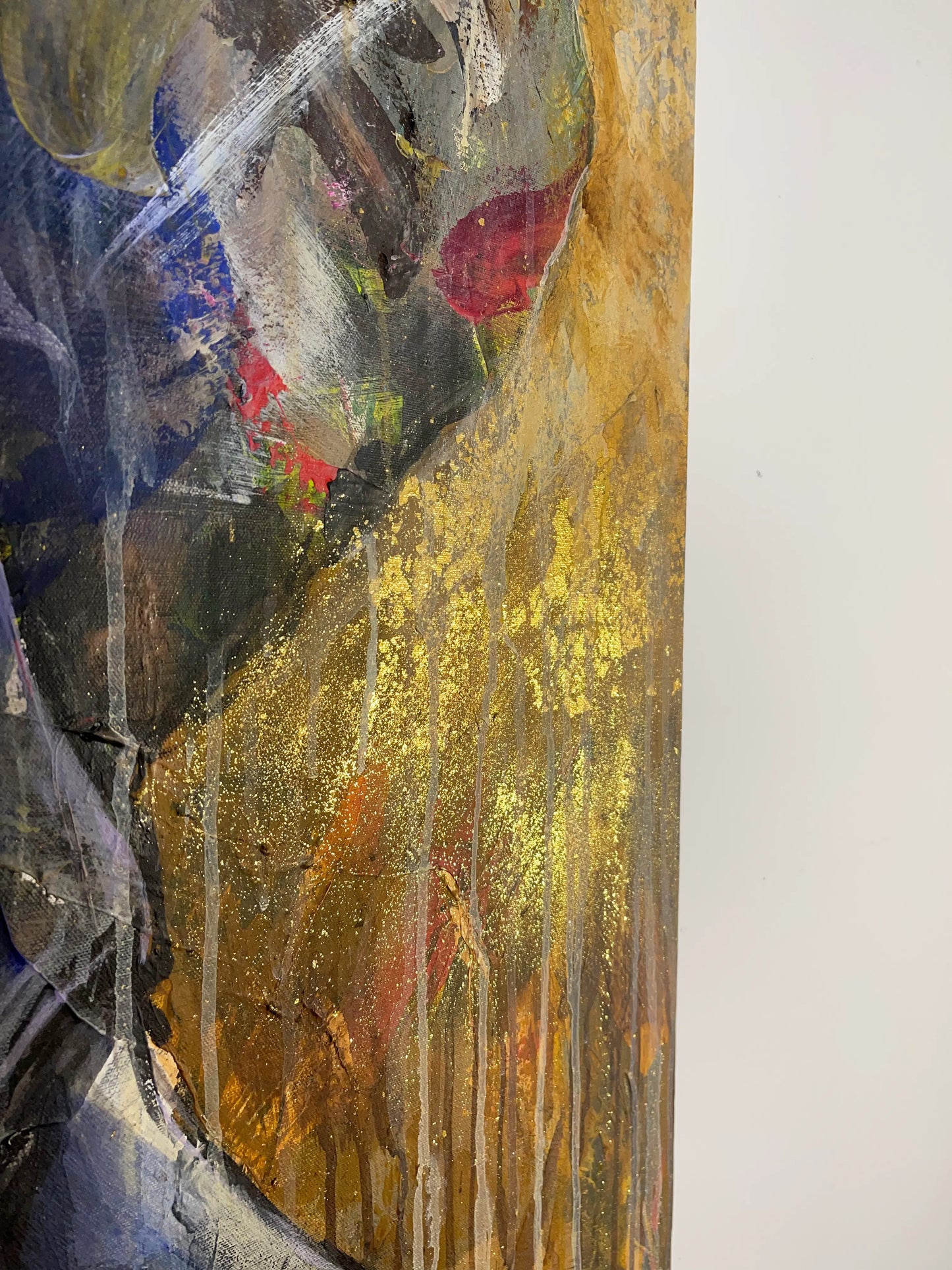 Detail: Pastose, goldene Lasuren und Farbtropfen, die über das leuchtend rote und dunkle Motiv laufen.