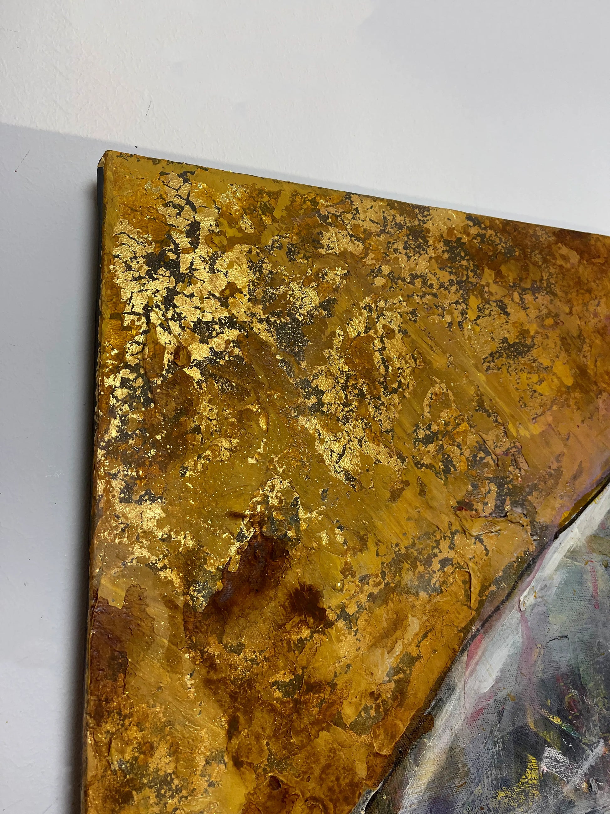 Detailaufnahme der rechten oberen Ecke: Pastoser Farbauftrag in Gold und Ocker mit sichtbarem Blattgold auf dem Keilrahmen.