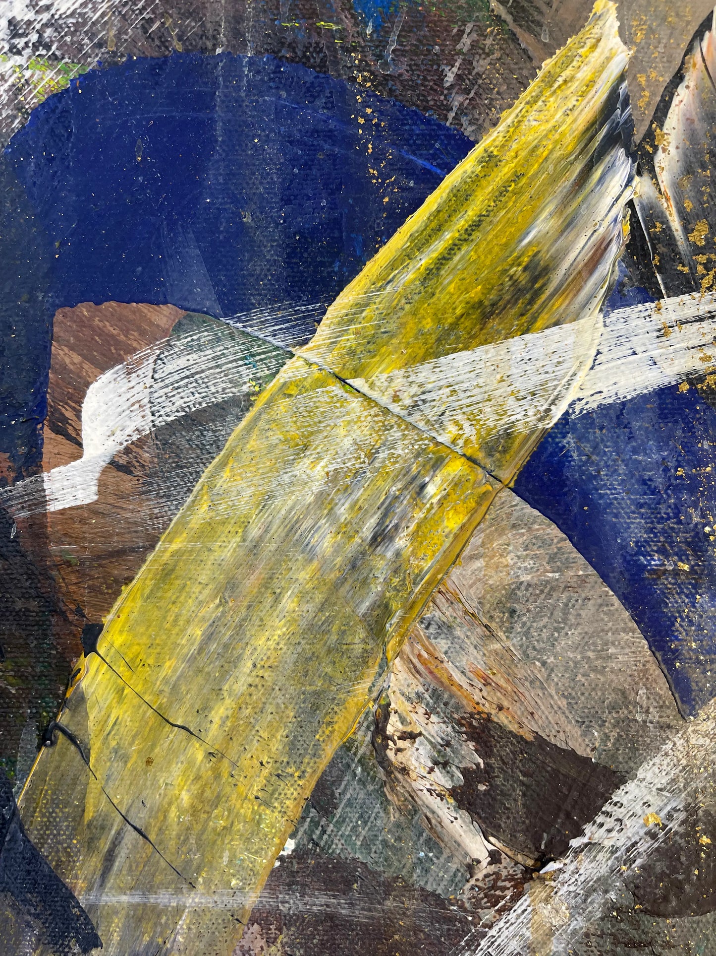 Detail: Breiter, gelber Pinselstrich über dunkelblauem Kreis und braunen Formen mit Blattgold-Akzenten.