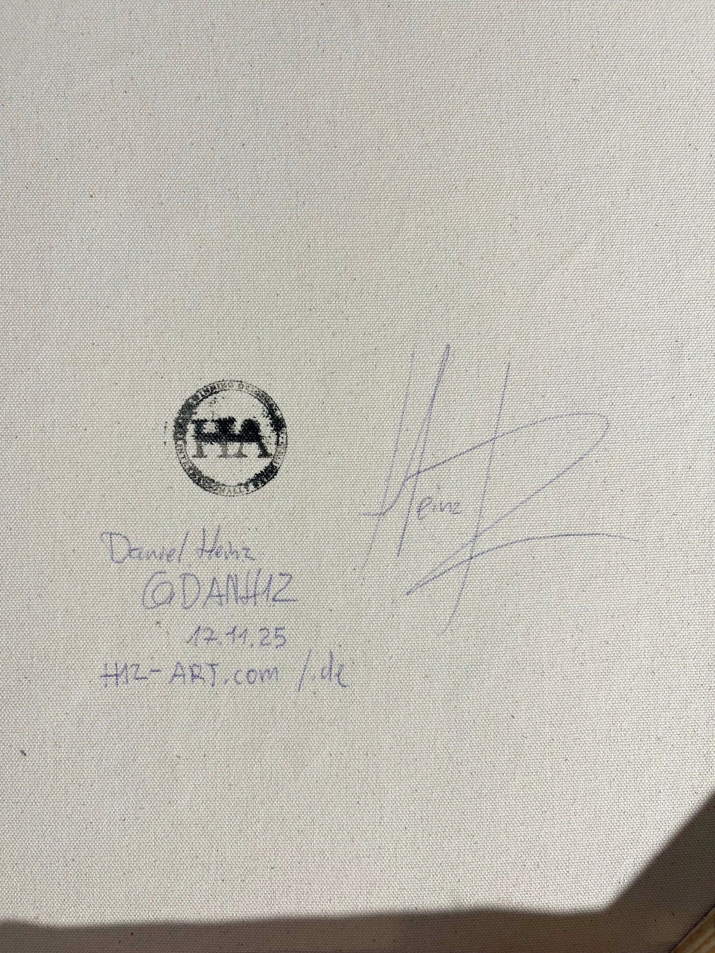 Detail: Rückseite der Leinwand mit handschriftlicher Signatur, Datum und Künstlerstempel (HA von h1z art).