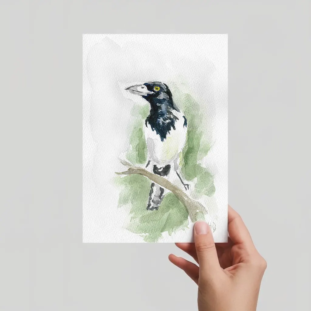 Aquarell Postkarte Elster mit gelbem Auge auf Ast, handgemalt, expressive Malweise.