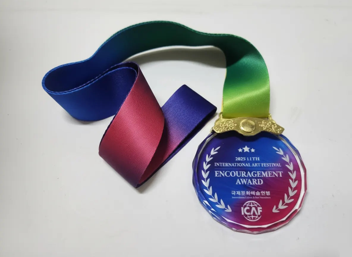 Der ICAF Encouragement Award Medaille mit Regenbogen-Band, Auszeichnung für das 11. International Art Festival.