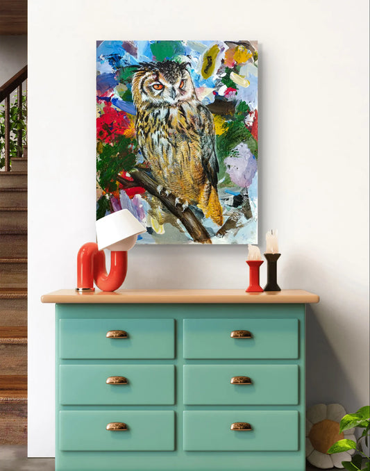 xpressives Waldohreule Gemälde hängt über einer mintgrünen Kommode im Eingangsbereich mit Holztreppe