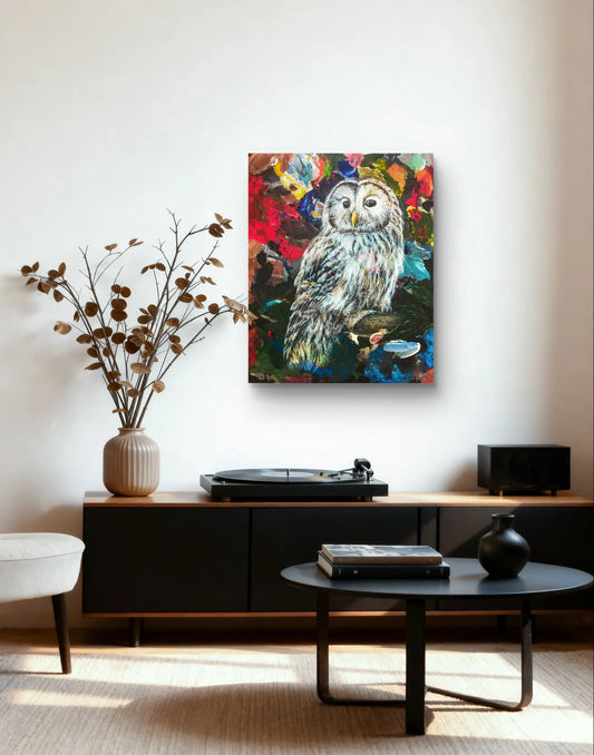 Waldkauz-Gemälde hängt über schwarzem Sideboard mit Plattenspieler im minimalistischen Wohnzimmer