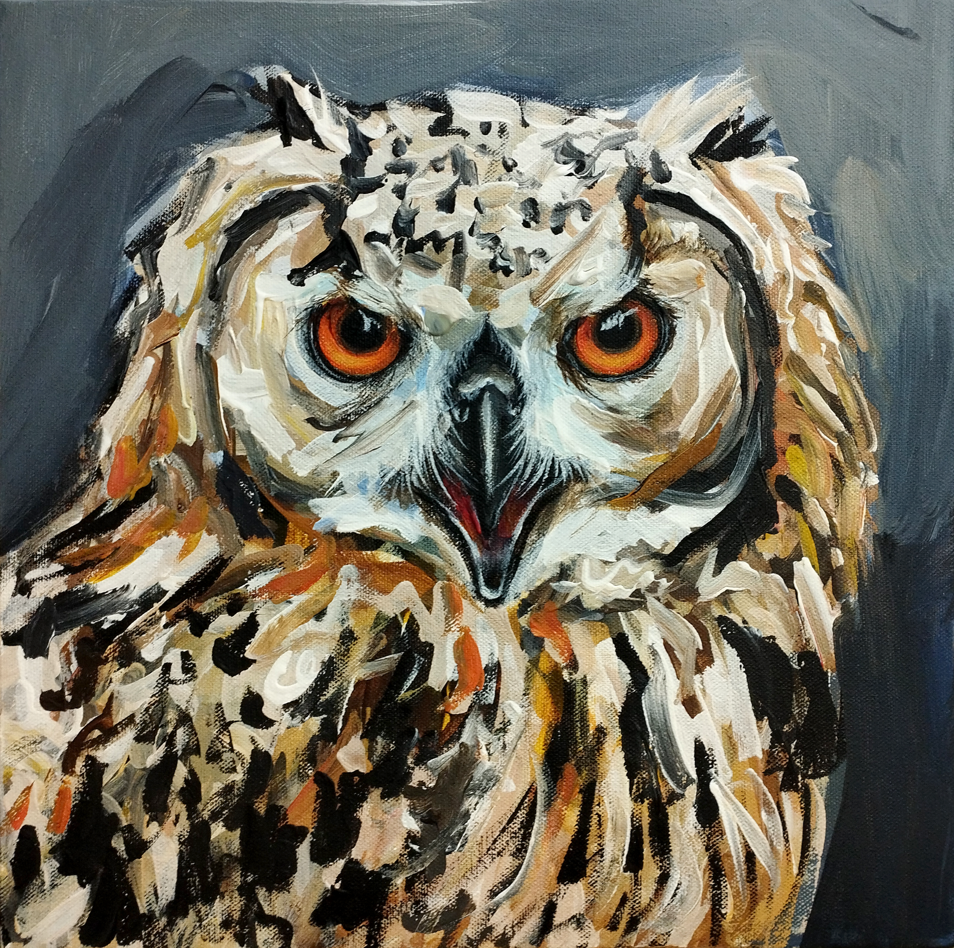 Detailaufnahme: Uhu-Gemälde in Acryl, pastose Pinselstriche betonen das gemusterte Gefieder und die Augen.