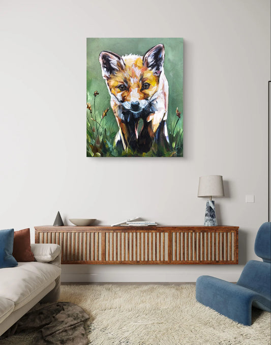 Acrylgemälde Fuchs in der Wiese hängt über langem Holz-Sideboard mit Rillenfront im hellen Wohnzimmer