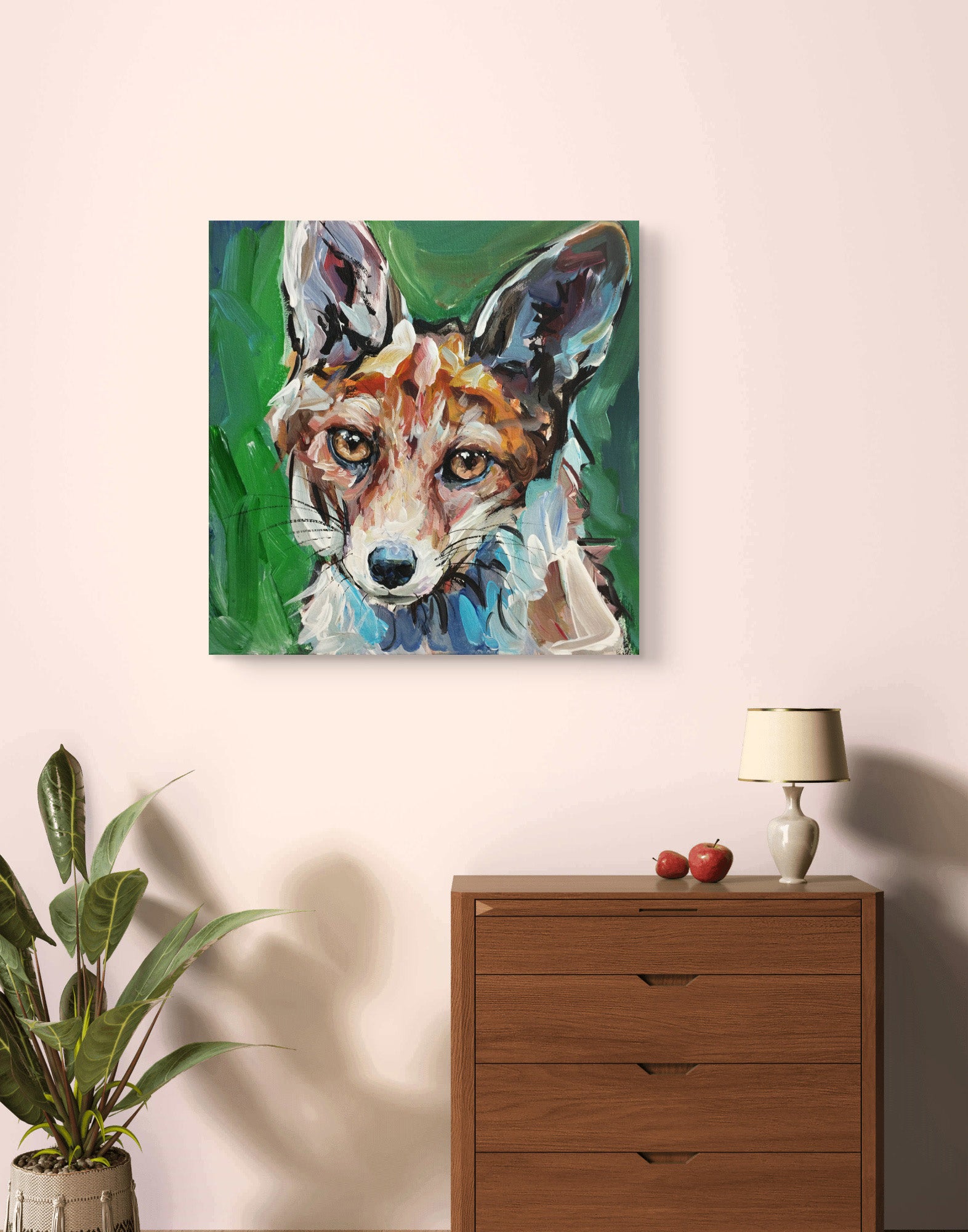 Handgemaltes Fuchs Porträt über dunkler Kommode mit Schubladen vor zarter rosa Wand.