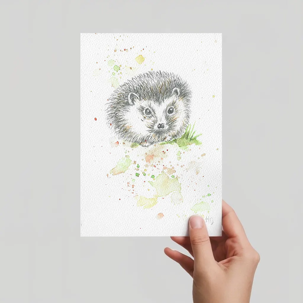 Aquarell Postkarte kleiner Igel von vorne, handgemalt, expressive Malweise mit herbstlichen Farbspritzern.
