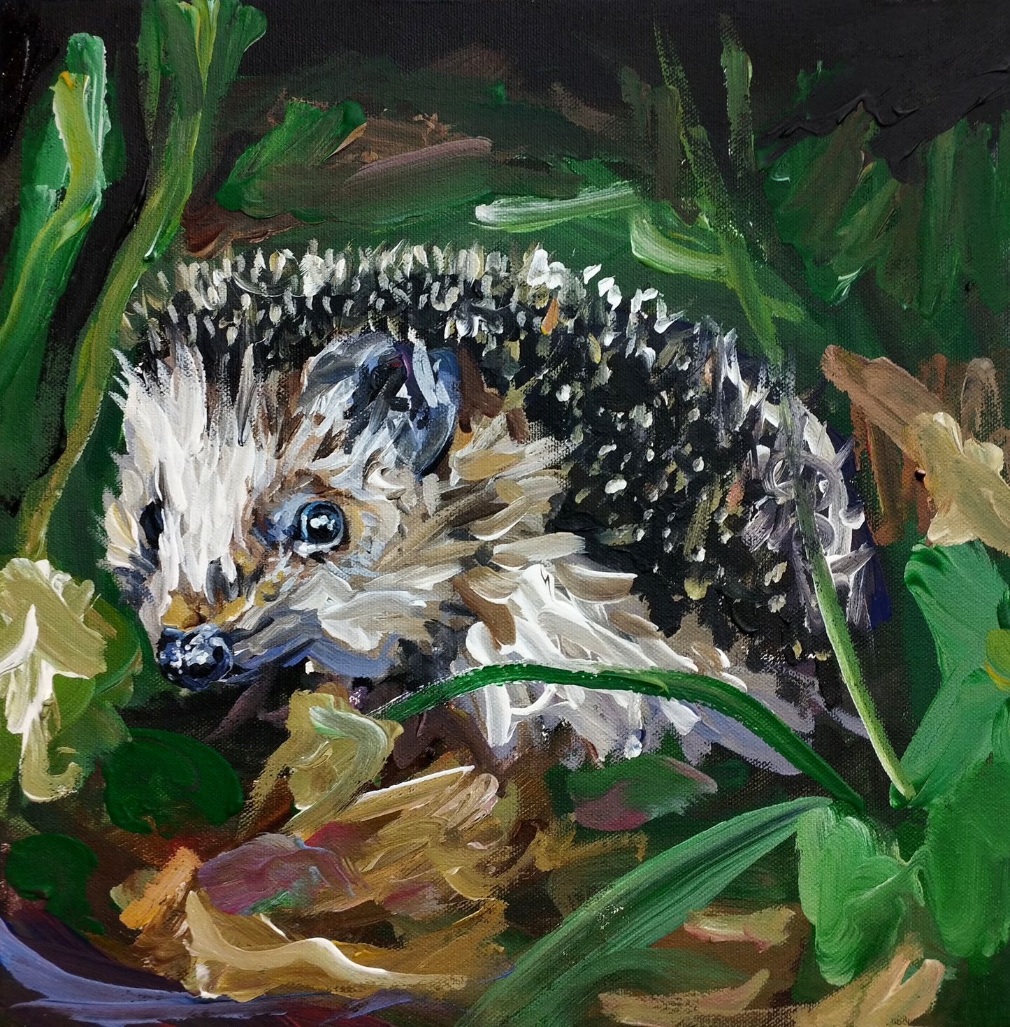 Detailaufnahme: Expressives Igel-Gemälde, Igel liegt in dunklem Laub, feine Pinselstriche der Stacheln.