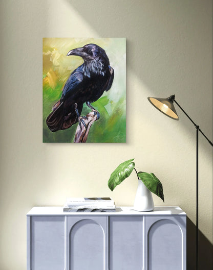 Expressives Rabengemälde über einem hellblauen Sideboard mit minimalistischer Lampe in modernem Interior.