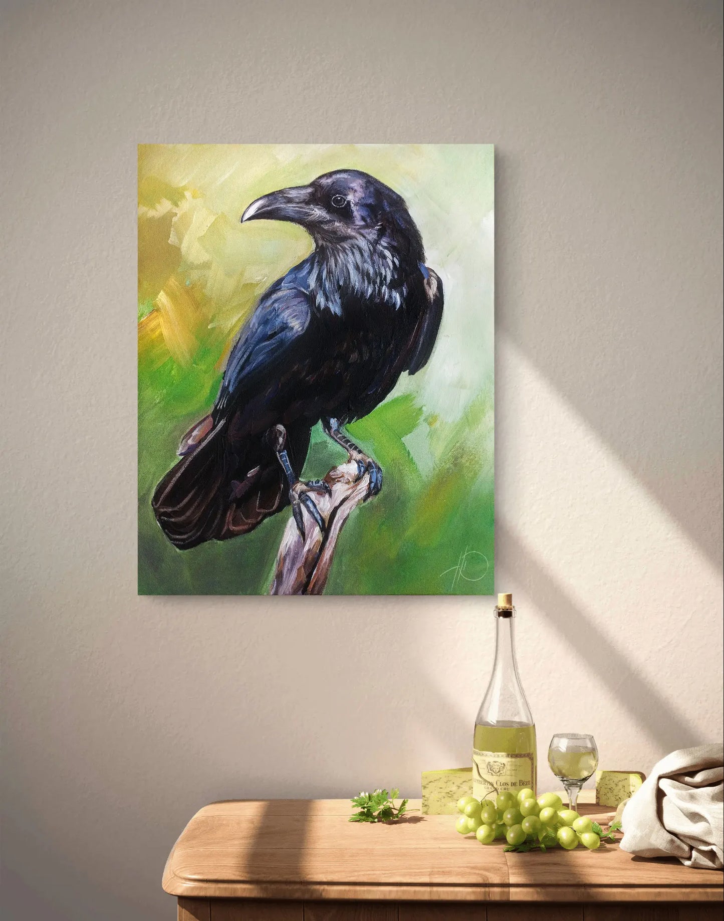 Original Acrylgemälde Rabe hängt über einem rustikalen Holztisch mit Weinflasche.