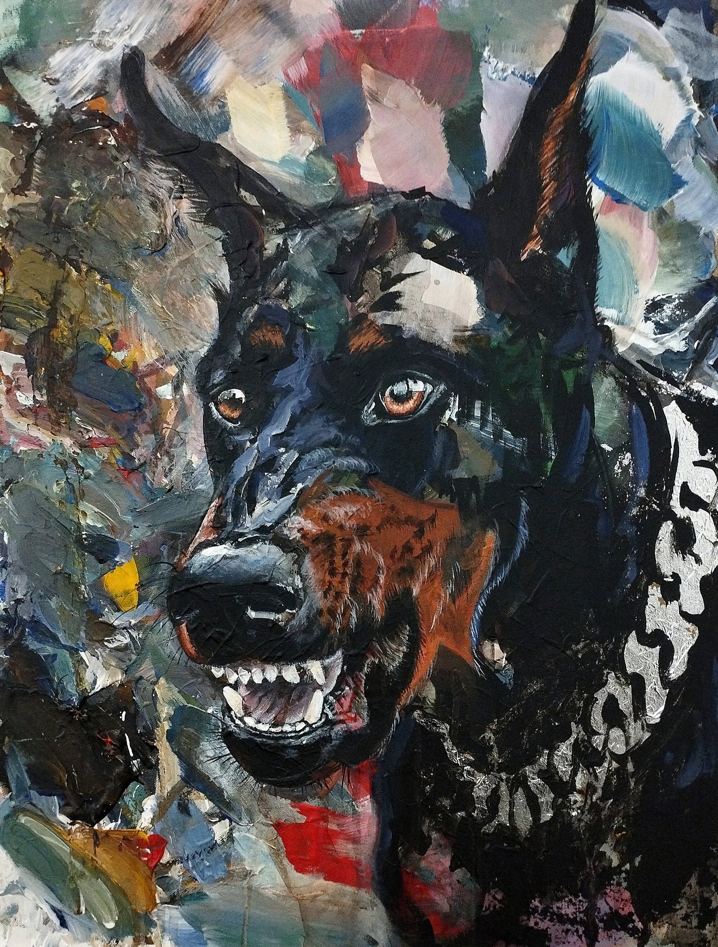 Detailaufnahme: Dobermann-Porträt, expressive Acryltextur mit sichtbaren Reißzähnen und Silver-Kette.