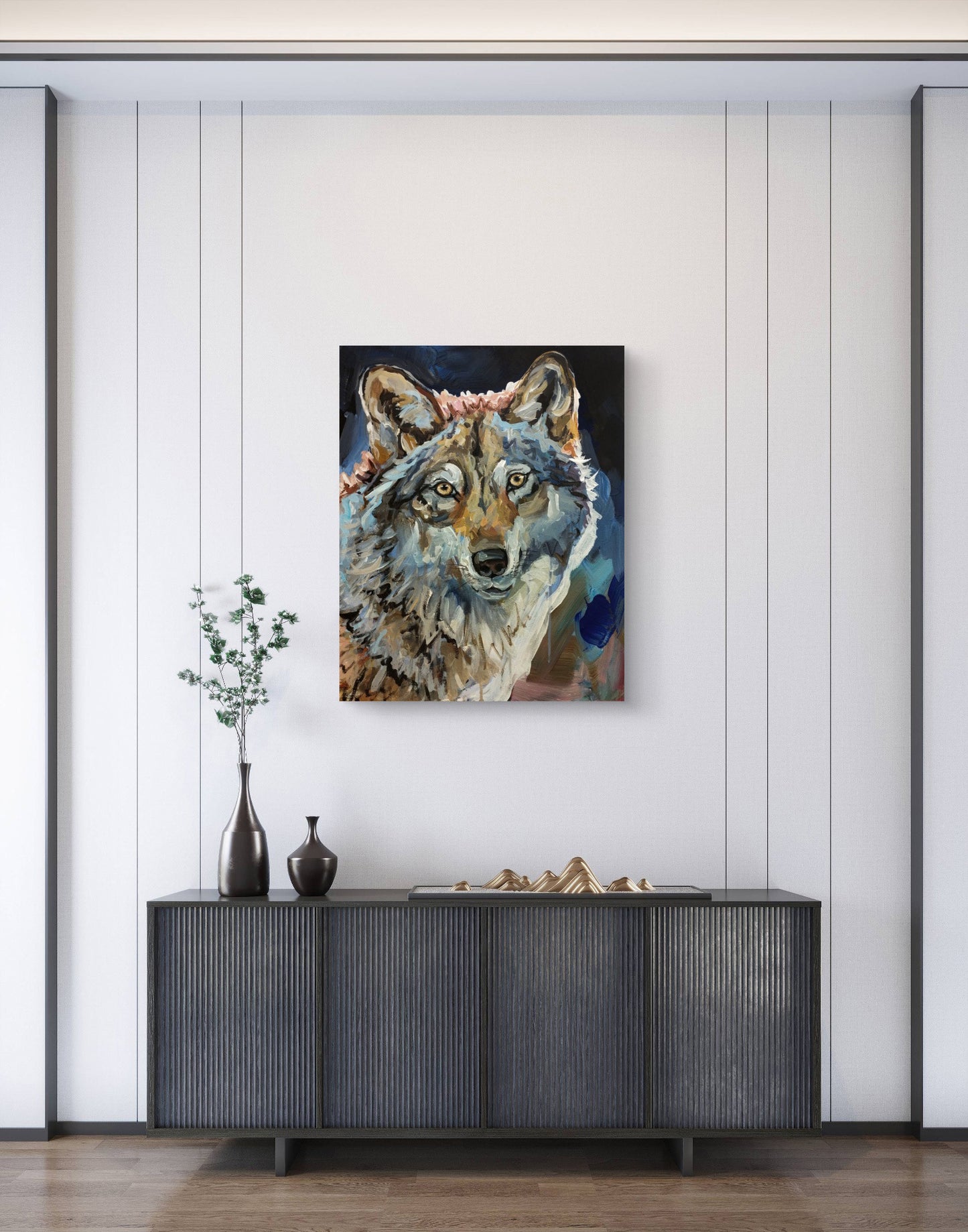 Wolf Porträt in Acryl über schwarzer Kommode mit vertikalen Lamellen im minimalistischen Flur.