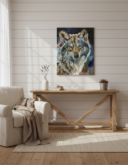 Handgemaltes Wolf Porträt über hellem Holztisch vor weißer Shiplap-Wand im skandinavischen Stil.