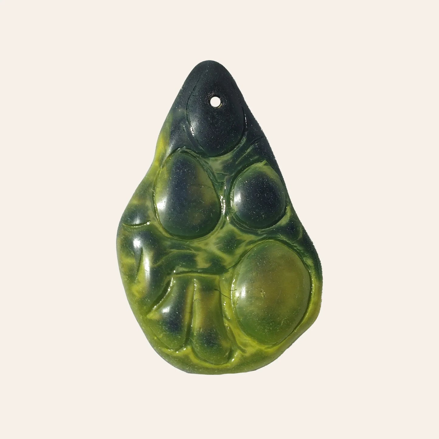 Glasrohling aus Opalglas in Spanischgrün, gepresstes Glaselement mit glänzender Oberfläche für Schmuckdesign.