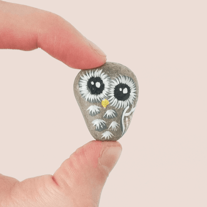 Handgemalte Stein-Eulen als Deko, Größenvergleich mit Lineal, detailreiche Malerei.