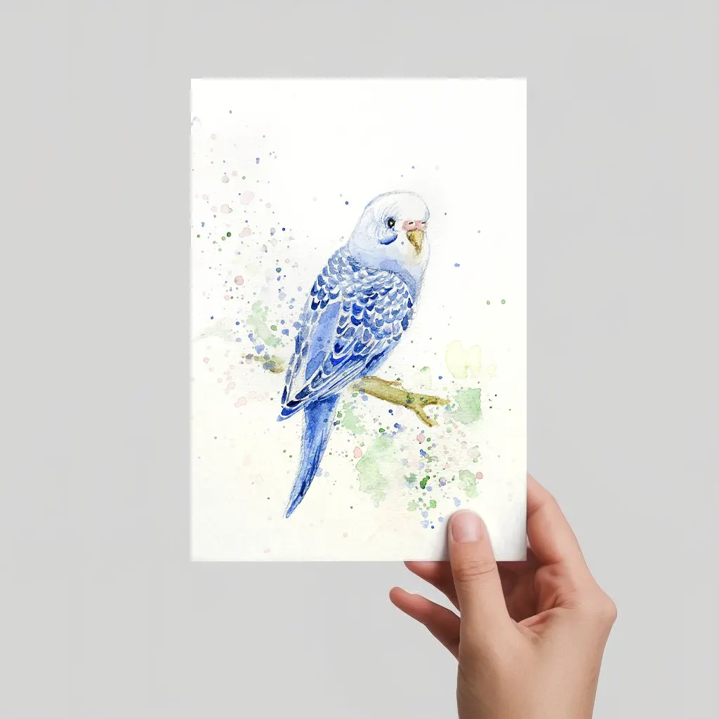 Aquarell Postkarte blauer Wellensittich auf Ast, handgemalt, expressive Malweise mit Farbspritzern.